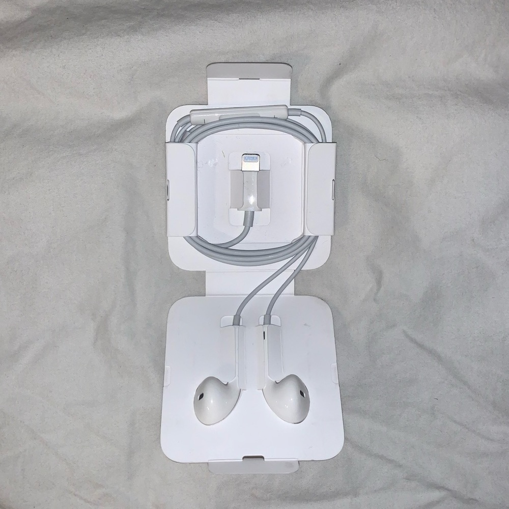 𝙰𝚙𝚙𝚕𝚎 𝙷𝚎𝚊𝚍𝚙𝚑𝚘𝚗𝚎𝚜 - Picture 2 of 3